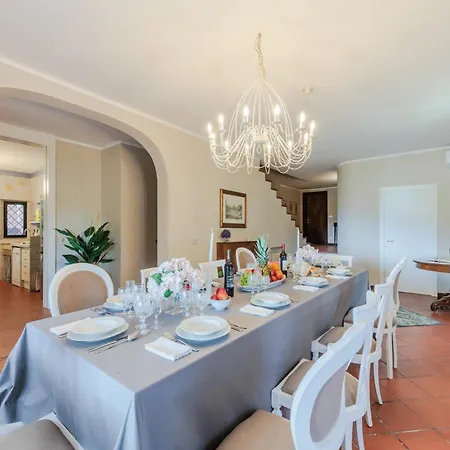 Spacious 6 Bedroom With Pool 빌라 비엔티나