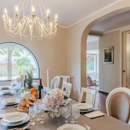 Spacious 6 Bedroom With Pool