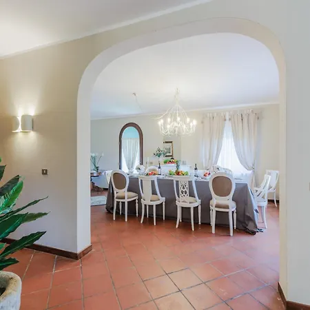 Spacious 6 Bedroom With Pool 빌라 *