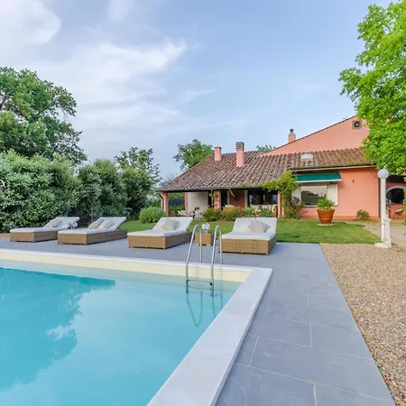 Spacious 6 Bedroom With Pool