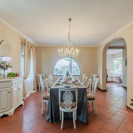 Spacious 6 Bedroom With Pool 빌라