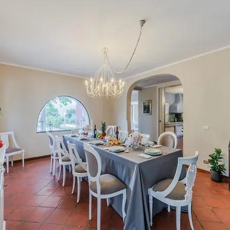 빌라 Spacious 6 Bedroom With Pool