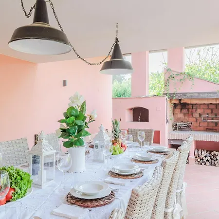 빌라 Spacious 6 Bedroom With Pool