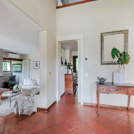 빌라 Spacious 6 Bedroom With Pool