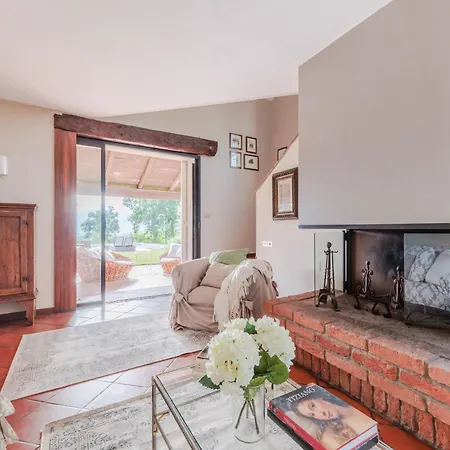 빌라 Spacious 6 Bedroom With Pool
