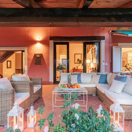 Spacious 6 Bedroom With Pool Bientina