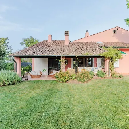 Spacious 6 Bedroom With Pool