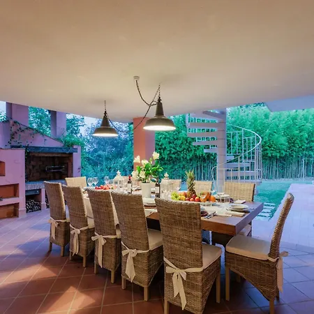 Spacious 6 Bedroom With Pool 빌라