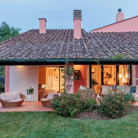 Spacious 6 Bedroom With Pool
