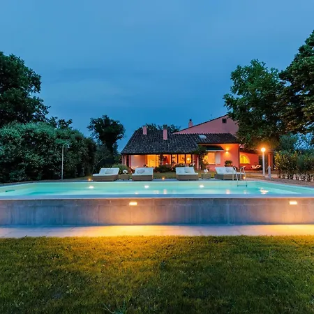 Spacious 6 Bedroom With Pool 빌라