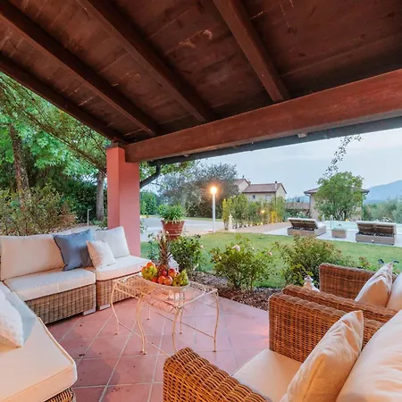 Spacious 6 Bedroom With Pool